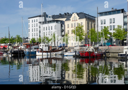 Barche e edifici di appartamenti, Halkolaituri Vedkajen Marina, Helsinki, Finlandia e Scandinavia, Europa Foto Stock