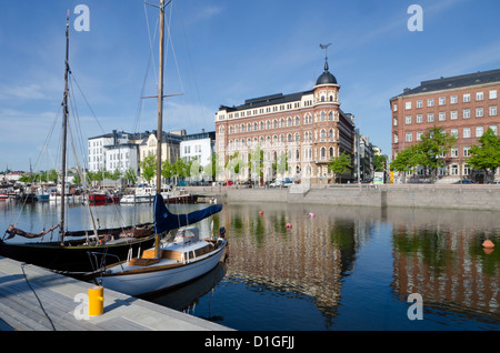 Yacht e edifici di appartamenti, Halkolaituri Vedkajen Marina, Helsinki, Finlandia e Scandinavia, Europa Foto Stock