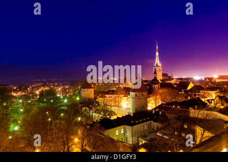 La vista dall'alto su torri di una vecchia città Foto Stock