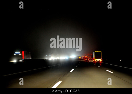 Le automobili sono la guida di notte sulla autostrada tedesca. Foto: Frank può Foto Stock