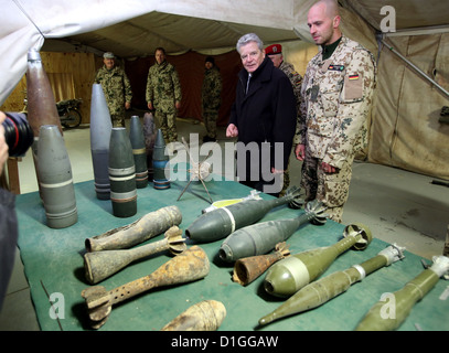 Il Presidente tedesco Joachim Gauck opinioni gusci a Mazar-i-Sharif, Afghanistan, 19 dicembre 2012. Foto: WOLFGANG KUMM Foto Stock