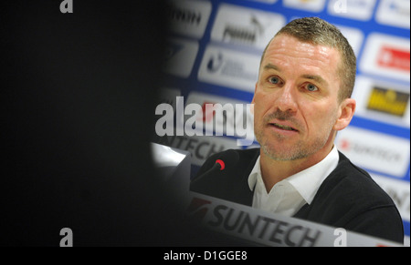 Nuovo allenatore della Bundesliga tedesca club di calcio TSG 1899 Hoffenheim Marco Kurz è presentato in una conferenza stampa a Zuzenhausen, Germania, 19 dicembre 2012. Foto: FRANZISKA KRAUFMANN Foto Stock