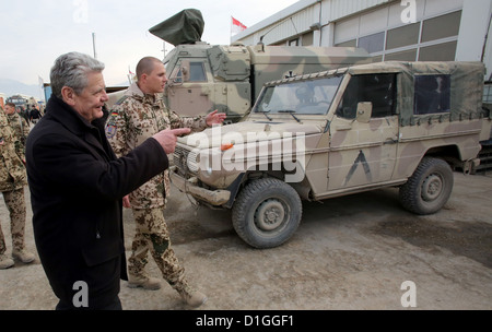 Il Presidente tedesco Joachim Gauck opinioni il cosiddetto restauro miglio delle forze armate tedesche a Mazar-i-Sharif, Afghanistan, 19 dicembre 2012. Foto: WOLFGANG KUMM Foto Stock