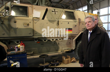 Il Presidente tedesco Joachim Gauck opinioni il cosiddetto restauro miglio delle forze armate tedesche a Mazar-i-Sharif, Afghanistan, 19 dicembre 2012. Foto: WOLFGANG KUMM Foto Stock