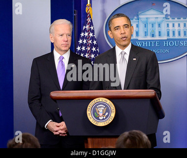 Il Presidente degli Stati Uniti Barack Obama fa una dichiarazione su come la sua amministrazione perseguirà un arma politica di controllo nella scia del Newtown tragedia in Brady Press Briefing Room su Mercoledì, 19 dicembre 2012. Vice presidente Joe Biden si erge a sinistra..Credit: Ron Sachs / CNP Foto Stock