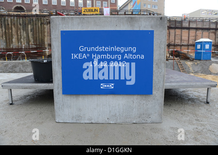 Un segno ricorda la posa della prima pietra per la Ikea Altona store ad Amburgo, Germania, 19 dicembre 2012. Il ramo di Altona di Ikea sta per essere il primo ramo di IKEA in un centro della città in tutto il mondo. Foto: ALEX EHLERS Foto Stock