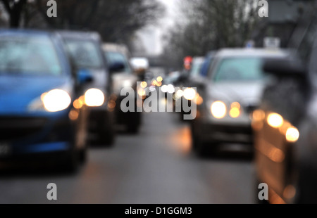 Coda di vetture di fronte ad una costruzione sul sito Tempelhofer Damm a Berlino, Germania, 19 dicembre 2012. L'automobile club ADAC chiede una strada completo programma di riabilitazione dopo l'inverno ha causato gravi danni. Foto: PAOLO ZINKEN Foto Stock