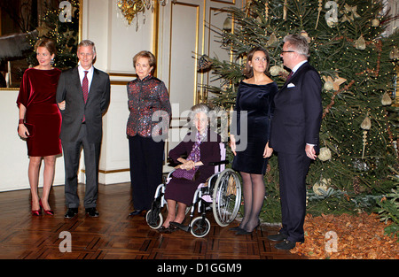 La regina Paola (L-R), Crown Prince Philippe, la principessa Mathilde, Regina Fabiola, Principessa Claire e il Principe Laurent del Belgio assistere al concerto di Natale presso il Palazzo Reale di Bruxelles in Belgio, il 19 dicembre 2012. Foto: Albert Philip van der Werf /RPE FUORI DEI PAESI BASSI Foto Stock