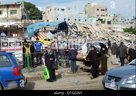 La gente a piedi passato le rovine di Gaza City, Gaza, 9 dicembre 2012. La costruzione è stata occupata dalla organizzazione islamista Hamas e fu distrutto nel recente conflitto tra Israele e Hamas. Foto: Rainer Jensen Foto Stock