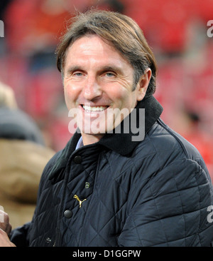 Stoccarda è capo allenatore Bruno Labbadia sorrisi prima della DFB Cup Soccer match tra VfB Stuttgart e 1FC Köln al Mercedes-Benz Arena a Stoccarda, Germania, 19 dicembre 2012. Foto: Bernd Weissbrod Foto Stock