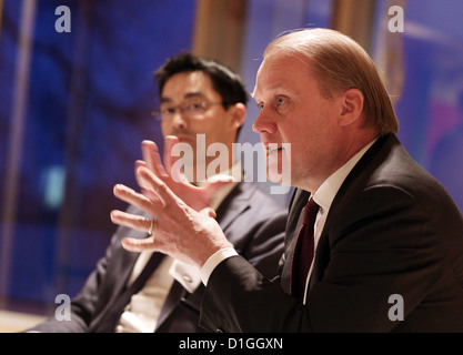 Il tedesco Ministro federale dell'economia Philipp Roesler siede accanto CEO di Vattenfall Europe Tuomo Hatakka durante una visita alla Vattenfall pompato-impianto di magazzinaggio in Geesthacht vicino ad Amburgo, Germania, 20 dicembre 2012. Roesler in su una gita di un giorno per le aziende nel settore energetico in Amburgo, Bassa Sassonia e Schleswig-Holstein. Foto: CHRISTIAN CHARISIUS Foto Stock