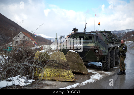 Deutsche Soldaten der Kosovo-Schutztruppe KFOR bewachen am 20.12.2012 in Zupce im Kosovo eine Straßensperre. Verteidigungsminister Thomas de Maiziere besucht für einen Tag die deutschen KFOR-Soldaten im Kosovo. Foto: Axel Schmidt/dpa (zu dpa 0488 vom 20.12.2012) Foto Stock