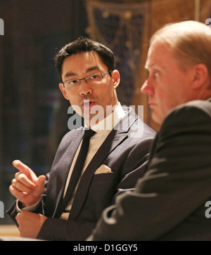 Il tedesco Ministro federale dell'economia Philipp Roesler (L) negoziati del prossimo CEO di Vattenfall Europe Tuomo Hatakka durante una visita alla Vattenfall pompato-impianto di magazzinaggio in Geesthacht vicino ad Amburgo, Germania, 20 dicembre 2012. Roesler in su una gita di un giorno per le aziende nel settore energetico in Amburgo, Bassa Sassonia e Schleswig-Holstein. Foto: CHRISTIAN CHARISIUS Foto Stock