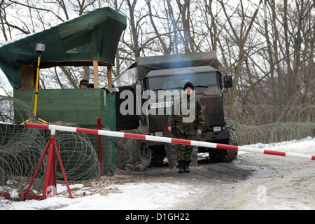 Deutsche Soldaten der Kosovo-Schutztruppe KFOR bewachen am 20.12.2012 in Zupce im Kosovo einen Checkpoint. Verteidigungsminister Thomas de Maiziere besucht für einen Tag die deutschen KFOR-Soldaten im Kosovo. Foto: Axel Schmidt/dpa (zu dpa 0488 vom 20.12.2012) Foto Stock