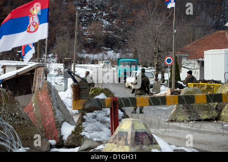 Deutsche Soldaten der Kosovo-Schutztruppe KFOR bewachen am 20.12.2012 in Zupce im Kosovo eine Straßensperre vor dem haus des Bürgermeisters. Verteidigungsminister Thomas de Maiziere besucht für einen Tag die deutschen KFOR-Soldaten im Kosovo. Foto: Axel Schmidt/dpa (zu dpa 0488 vom 20.12.2012) +++(c) dpa - Bildfunk+++ Foto Stock