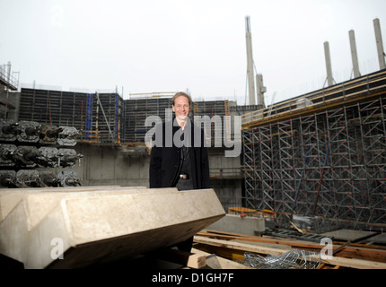 Manager della filiale tedesca di Stage Entertainment GmbH Johannes Mock-O'Hara sorge presso il cantiere per la costruzione del nuovo edificio musicale ad Amburgo, Germania, 18 novembre 2012. Foto: Angelika Warmuth Foto Stock