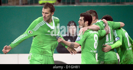 Wolfsburg è Bas possiedi (L-R) celebra il suo 2-1 obiettivo con Vieirinha, Ivica OLIC e Diego durante la DFB Cup Soccer match tra VfL Wolfsburg e Bayer Leverkusen al Volkswagen-Arena in Wolfsburg, Germania, 19 dicembre 2012. Foto: Peter Steffen Foto Stock