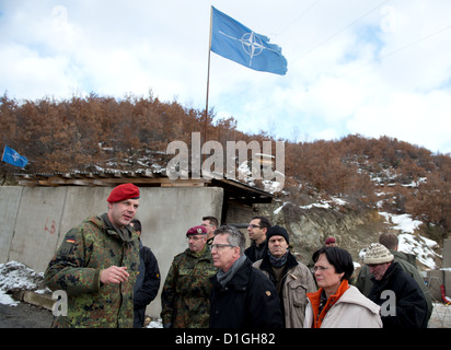 Ministro tedesco della difesa Thomas de Maizière (C) e il Premier del Land di Turingia Christine Lieberknecht (2-R) visita un checkpoint in Zupce, Kosovo, 20 dicembre 2012. Il ministro si è recato in visita in soldati della KFOR in Kosovo. Foto: Axel SCHMIDT Foto Stock