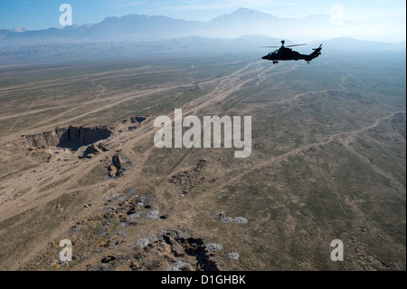 L'attacco elicottero "Tiger" delle forze armate tedesche durante un volo vicino a Masarè-i-Sharif, Afghanistan, 20 dicembre 2012. In totale, quattro elicotteri Tiger verrà distribuito in Afghanistan. Foto: MAURIZIO GAMBARINI Foto Stock