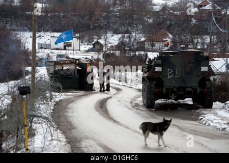 Deutsche Soldaten der Kosovo-Schutztruppe KFOR bewachen am 20.12.2012 in Zupce im Kosovo eine Straße. Verteidigungsminister Thomas de Maiziere besucht für einen Tag die deutschen KFOR-Soldaten im Kosovo. Foto: Axel Schmidt/dpa (zu dpa 0488 vom 20.12.2012) Foto Stock