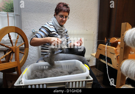 Gabi Angele gira Pelliccia di cane con la sua elettrico ruota di filatura in Westerheim, Germania, 13 novembre 2012. Il 50-anno-vecchio gira Pelliccia di cane in lana. Foto: Karl-Josef Hildenbrand Foto Stock