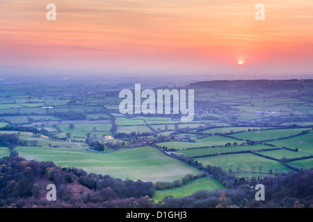 Un tramonto colorato da Sutton Banca grazie per l'accumulo di ceneri vulcaniche dall'Islanda, North Yorkshire, Yorkshire, Inghilterra Foto Stock