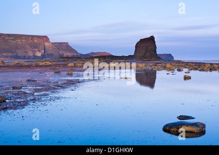 La mattina presto luce sul NAB nero e le scogliere di Saltwick Bay, North Yorkshire, Yorkshire, Inghilterra, Regno Unito, Europa Foto Stock