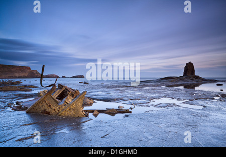 Nero, Nab Saltwick Nab e il relitto di Ammiraglio von Tromp a Satlwick Bay, North Yorkshire, Yorkshire, Inghilterra, Regno Unito Foto Stock