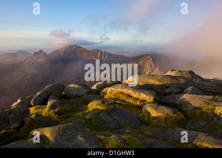 Il Cloud Rotoli in su il vertice della capra cadde, Isle of Arran, Scotland, Regno Unito, Europa Foto Stock