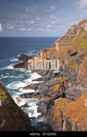 La corona Motore Case vicino Botallack, Sito Patrimonio Mondiale dell'UNESCO, Cornwall, England, Regno Unito, Europa Foto Stock