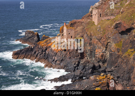 La corona motore case vicino a Botallack, Sito Patrimonio Mondiale dell'UNESCO, Cornwall, England, Regno Unito, Europa Foto Stock