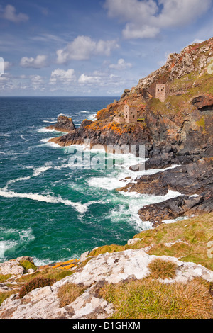 La corona motore case vicino a Botallack, Sito Patrimonio Mondiale dell'UNESCO, Cornwall, England, Regno Unito, Europa Foto Stock