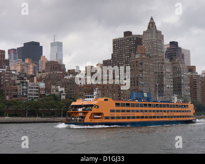 La Staten Island Ferry MV Andrew J. Barberi sull'East River nel porto di New York Foto Stock