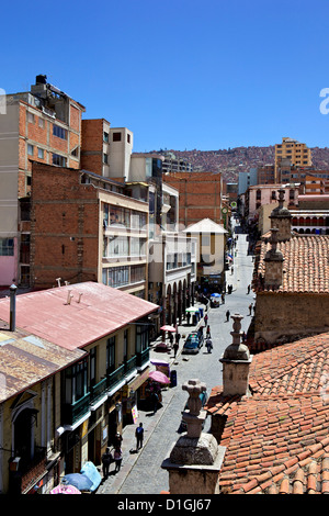 Una vista dall'alto di una strada a La Paz, Bolivia, Sud America Foto Stock