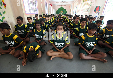 Vijayawada, India, ragazzo meditando in SKCV villaggio per bambini, una risorsa per i bambini di strada Foto Stock