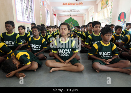 Vijayawada, India, ragazzo meditando in SKCV villaggio per bambini, una risorsa per i bambini di strada Foto Stock