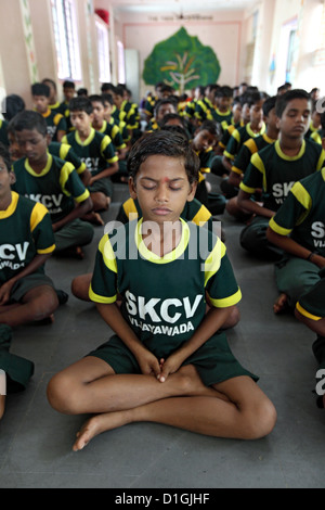 Vijayawada, India, ragazzo meditando in SKCV villaggio per bambini, una risorsa per i bambini di strada Foto Stock