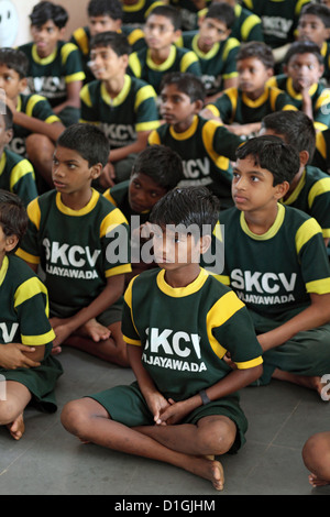 Vijayawada, India, ragazzo meditando in SKCV villaggio per bambini, una risorsa per i bambini di strada Foto Stock