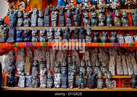 Statue cerimoniali per la vendita nel mercato delle streghe, La Paz, Bolivia, Sud America Foto Stock