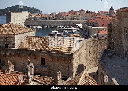 Il porto e la città murata di Dubrovnik, Sito Patrimonio Mondiale dell'UNESCO, Croazia, Europa Foto Stock