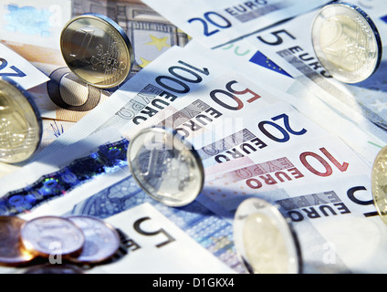 Le banconote e le monete in euro in vari tagli vicino. Foto Stock