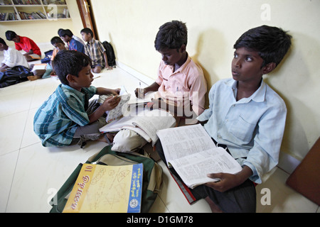 Chennai, India, un giovane ragazzo in orfanotrofio fa il suo dovere Foto Stock