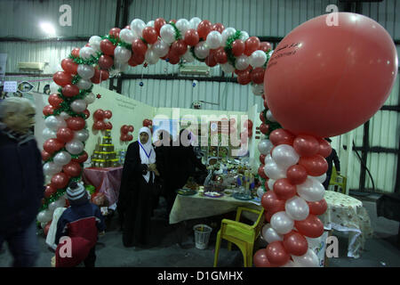 20 dicembre 2012 - Ramallah, West Bank, Territorio palestinese - palestinesi partecipare all'apertura del primo inverno shopping festival in Cisgiordania città di Ramallah, 21 dicembre 2012 (credito Immagine: © Issam Rimawi APA/images/ZUMAPRESS.com) Foto Stock