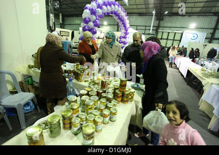 20 dicembre 2012 - Ramallah, West Bank, Territorio palestinese - palestinesi partecipare all'apertura del primo inverno shopping festival in Cisgiordania città di Ramallah, 21 dicembre 2012 (credito Immagine: © Issam Rimawi APA/images/ZUMAPRESS.com) Foto Stock