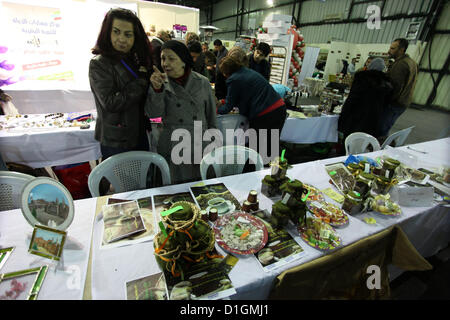 20 dicembre 2012 - Ramallah, West Bank, Territorio palestinese - palestinesi partecipare all'apertura del primo inverno shopping festival in Cisgiordania città di Ramallah, 21 dicembre 2012 (credito Immagine: © Issam Rimawi APA/images/ZUMAPRESS.com) Foto Stock