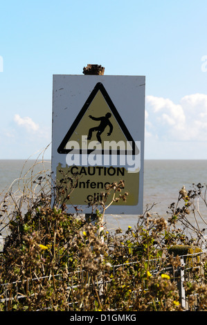 Un segno di avvertimento di scogli pericolosi sul Nord Foreland nel Kent. Foto Stock