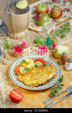 Pesce al forno con insalata Foto Stock