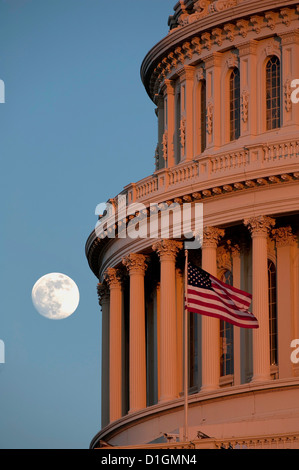 Vista Ovest del Campidoglio US dome con una luna piena di Marzo 19, 2012 a Washington, DC. Foto Stock