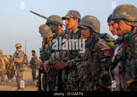 Esercito Nazionale Afghano soldati attendere per ordini per spostare su un'operazione di compensazione Aprile 24, 2012 in Trek Nawa, Afghanistan. Foto Stock