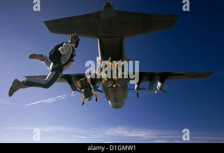 Un esercito statunitense altitudine alta-bassa apertura istruttore osserva un gruppo di studenti di uscire dal portellone di un velivolo C-130 16 agosto 2007 su Yuma Proving Grounds, Arizona. Foto Stock